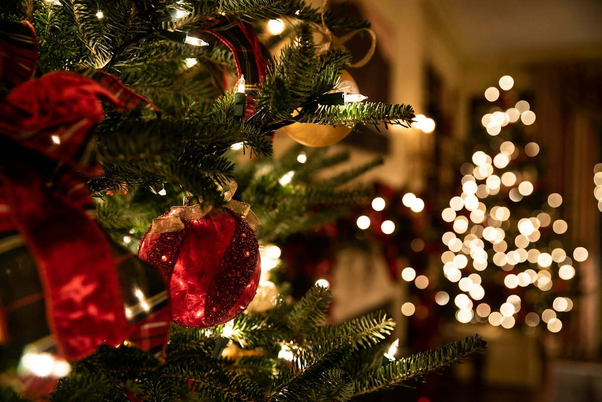 Mesa decorada con manteles individuales navideños